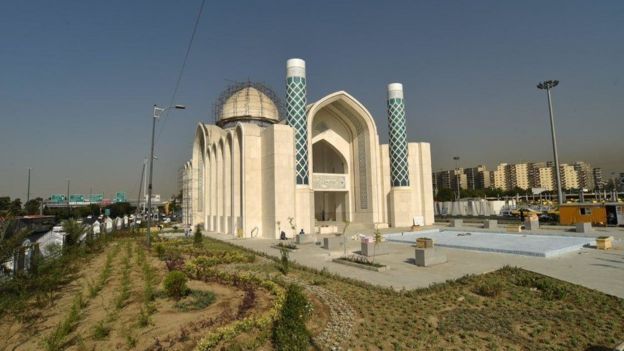 مسجد ۷۲ تن، در محدوده میدان آزادی (غرب تهران) تاکنون بیش از ۲۸ میلیارد تومان هزینه داشته است. برای مقایسه بودجه نوسازی اتوبوسهای تهران در یک سال ۳۸ میلیادر تومان است