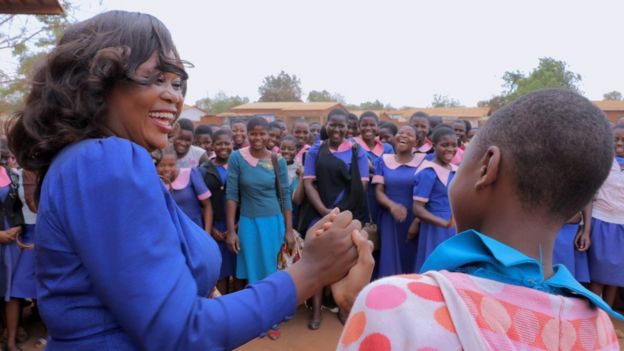 Natasha Annie Tonthola se da la mano con una de las niñas en uno de los encuentros que mantiene en Malawi.