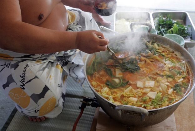 Un luchador de sumo cocina un guiso. (Foto: Junko Kimura/Getty Images)
