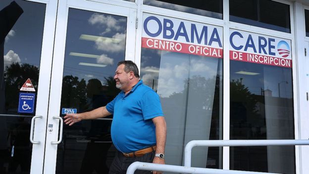 Un hombre entra en una oficina de inscripción para el Obamacare.