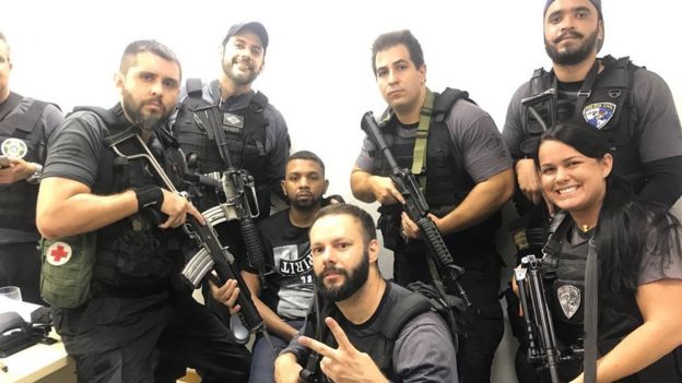 Policiais comemorando prisão em fotos nas redes sociais