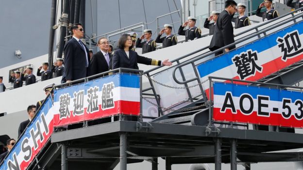 台湾总统蔡英文前往南部高雄左营海军军港