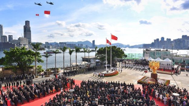 Helicópteros pasan sobre las banderas de China y Hong Kong en la plaza dorada de Bauhinia, 1 de julio de 2017