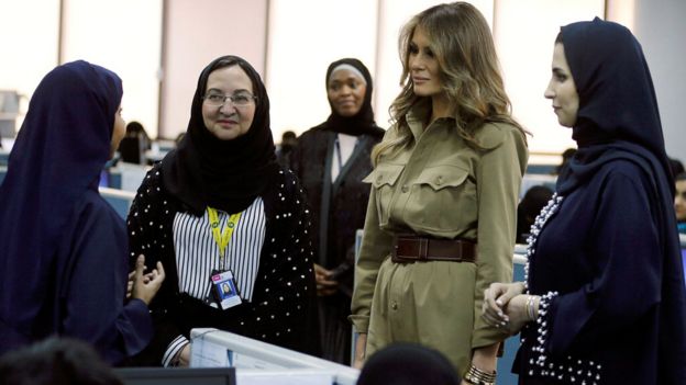 Melania Trump con el cabello descubierto junto a mujeres que tienen su pelo cubierto y visten las túnicas tradicionales en Arabia Saudita