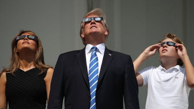 Donald Trump mira el eclipse