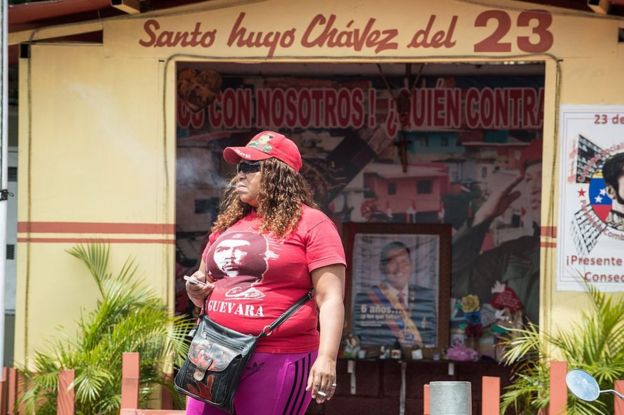 Mujer ante la capilla del Santo Hugo Chávez del 23, en el barrio 23 de enero de Caracas, Venezuela, el 27 de febrero de 2017.
