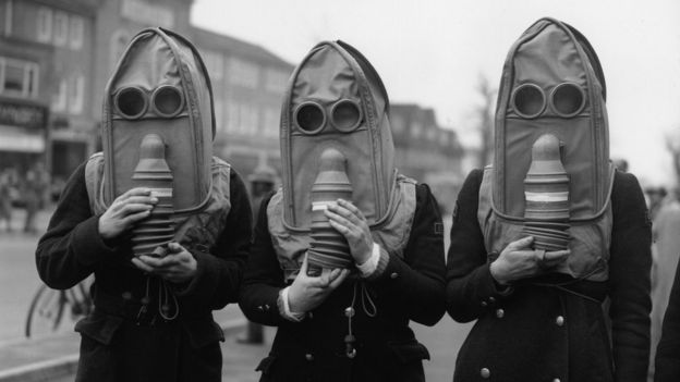 Pessoas com máscara no Reino Unido