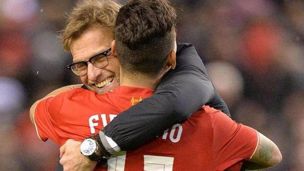 Jurgen Klopp abrazando al jugador Roberto Firmino