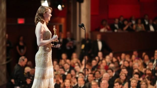 La actriz Emma Stone recoge el Oscar a mejor actriz en la ceremonia de 2017.
