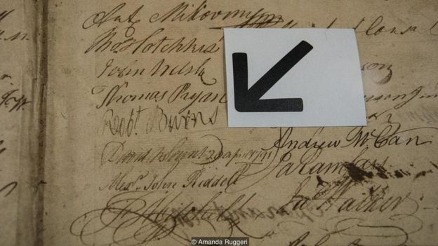 Büyük Loca müzesinde sergilenen bir listede ünlü Mason Robert Burns'ün imzası görülüyor.