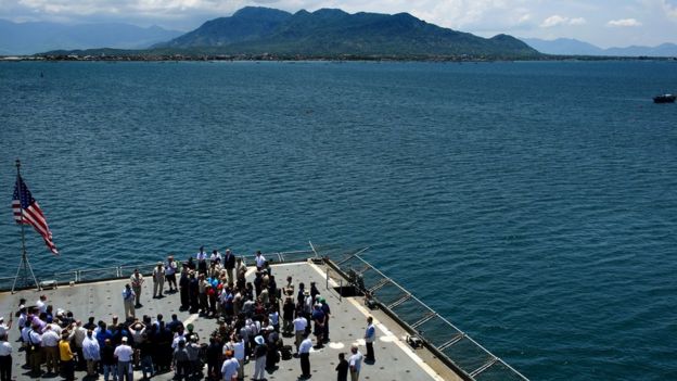 Tàu vận tải USNS Richard E. Byrd ở Vịnh Cam Ranh năm 2012