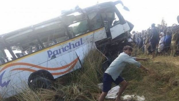 Gari hilo ambalo lilikuwa likiendeshwa na kijana wa miaka 16 lilipoteza mwelekeo kabla ya kuanguka mita 30 katika mto Banas.