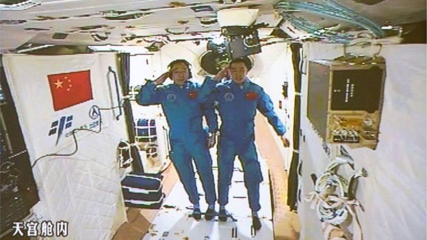 Astronautas chinos en su estación espacial