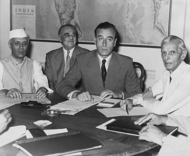 O líder nacionalista indiano Jawaharlal Nehru (esquerda); o vice-rei da Índia, Louis Mountbatten (centro), e o presidente da Liga Muçulmana de Toda a Índia, Ali Jinnah (direita)