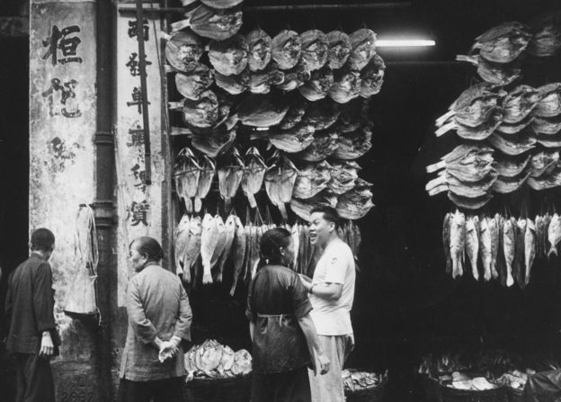 1955年香港的咸鱼摊档。
