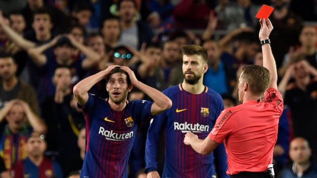 Sergi Roberto recibiendo la roja del árbitro Hernández Hernández.