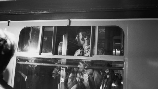 John Lennon poco antes de la salida del tren de la estación de Euston a Bangor el 25 de agosto de 1967