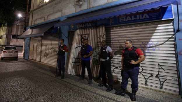 Seguranças privados diante de uma loja no centro de Vitória em 7 de fevereiro de 2016