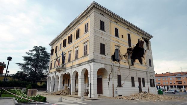 Edificio afectado por el terremoto al norte de Italia.