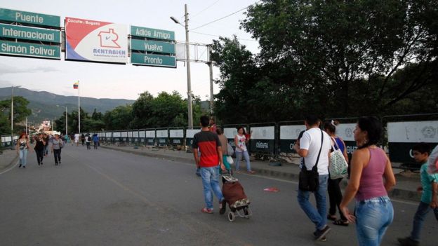 People cross the Simon Bolivar bridge in Norte de Santander department, Colombia, on the border with Venezuela, on December 11, 2016
