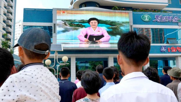 平壤民眾在街頭大電視屏幕前收看核試驗成功消息（3/9/2017）