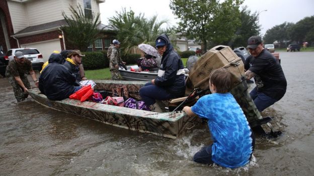 Un grupo de personas en botes durante una inundación en Houston