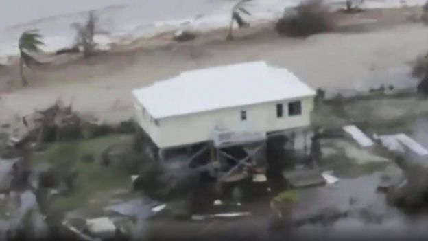 الإعصار إيرما يؤدي إلى دمار واسع في منطقة الكاريبي _97700880_storm