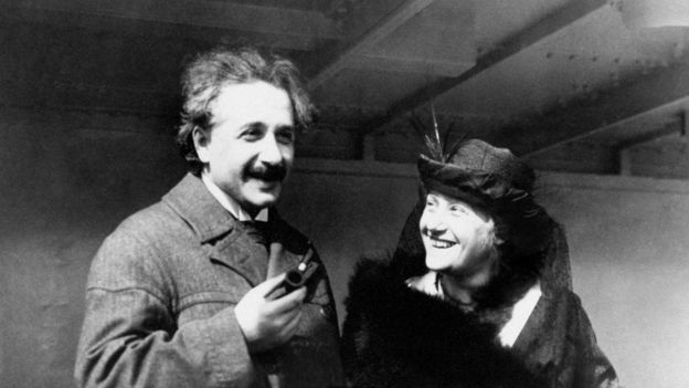 Einstein pipo içerdi; ancak onun yaşadığı dönemde sigaranın sağlık üzerindeki olumsuz etkileri bilinmiyordu.