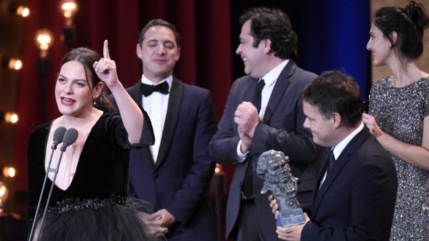 El elenco de "Una mujer fantástica" en los premios Goya de este año, en el que consiguieron el galardón como Mejor película latinoamericana.
