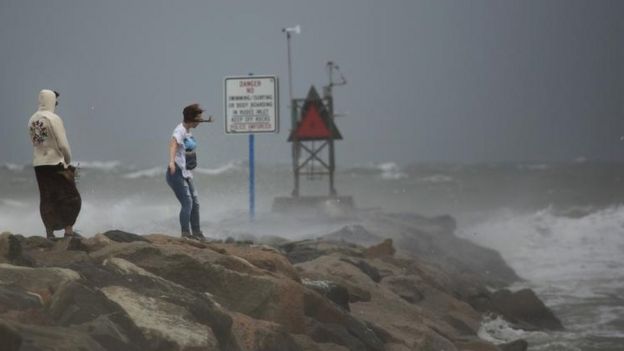 Fuertes vientos y olas en Virgina.