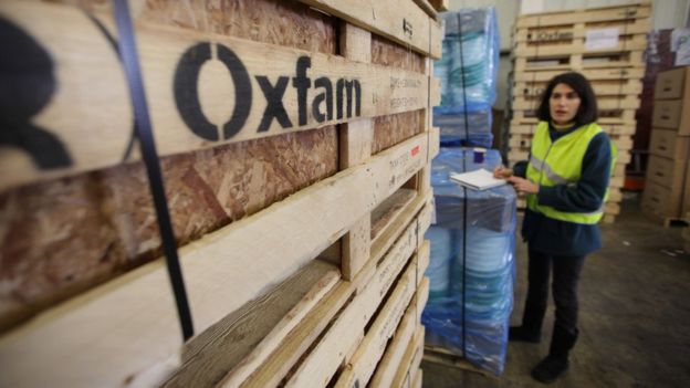 Una trabajadora de Oxfam revisa equipos de emergencia antes de ser enviados a Haití en 2010