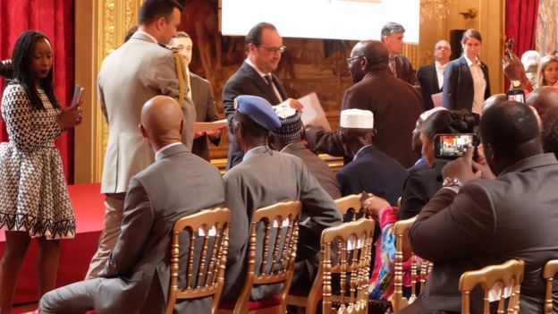Le président François Hollande salue les tirailleurs