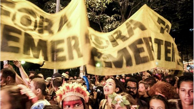 Faixas contra o presidente Temer em bloco de Carnaval