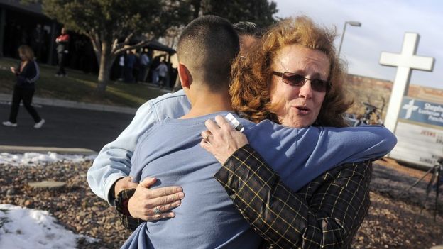 Mãe abraça filho após tiroteio nos EUA