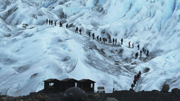 Turistas caminan por el glaciar Perito Moreno, en la Patagonia argentina.
