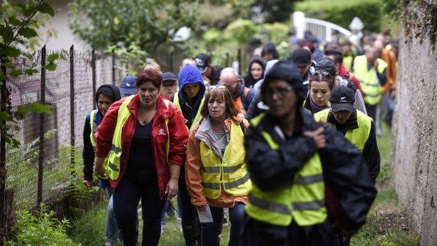 A group of citizens takes part in a search for Maëlys de Araujo on September 2, 2017 in Pont-de-Beauvoisin, eastern France