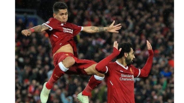 Robert Firmino akimkumbatia Salah baada ya kufunga bao lake