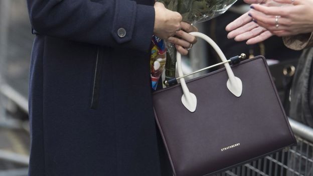 Meghan Markle con la cartera de Strathberry