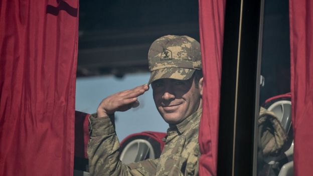 Zeytin Dalı Harekatı'na katılmak üzere sınır bölgesine giden bir Türk asker