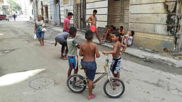 Un grupo de niños juega en las calles de La Habana