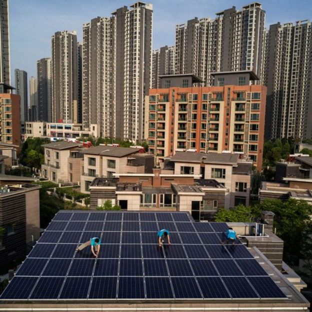 Empleados instalan panales solares en China.