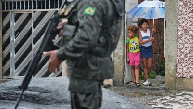 Crianças em área que recebeu intervenção no Rio