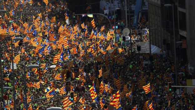 الحكومة الإسبانية تمهل إدارة كتالونيا 48 ساعة للتخلي عن استفتاء الانفصال _97823690_041624280-1