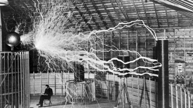Tesla em seu laboratório em Colorado Springs