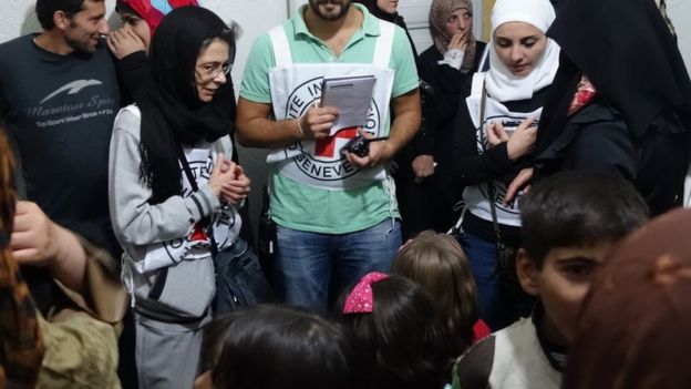 People gather at makeshift clinic in Madaya (25/09/16)