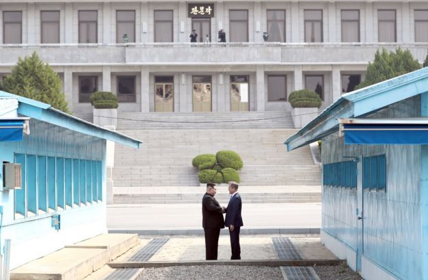 Kim Jong-un dan Moon Jae-in bersalaman di kawasan DMZ.