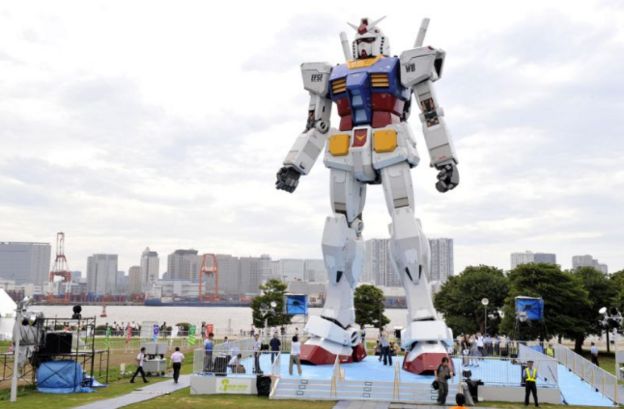 แบบจำลองหุ่นยนต์กันดั้มที่ตั้งแสดงบริเวณหน้าอ่าวโตเกียวเมื่อปี 2009