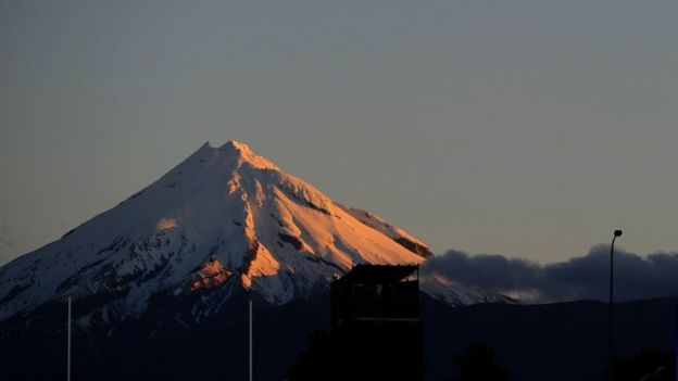 Mlima Taranaki uko magharibi pwani mwa New Zealand