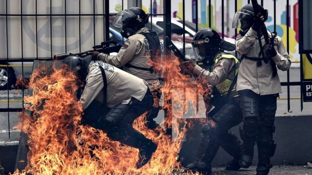 Policías agredidos durante las manifestaciones.