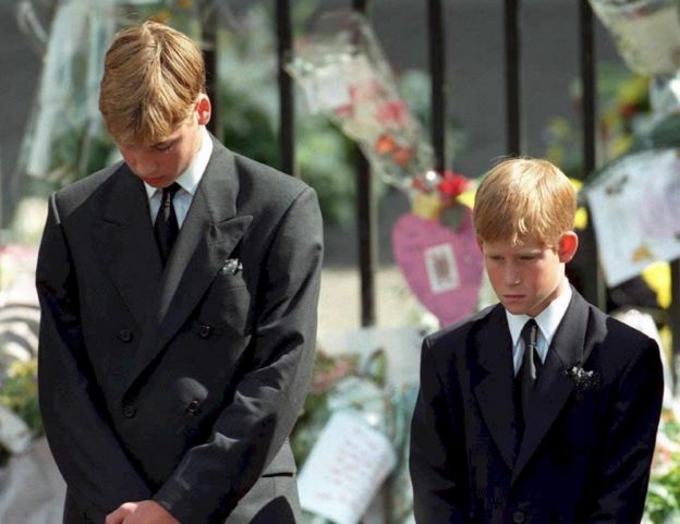 William y Harry, en el funeral de su madre.